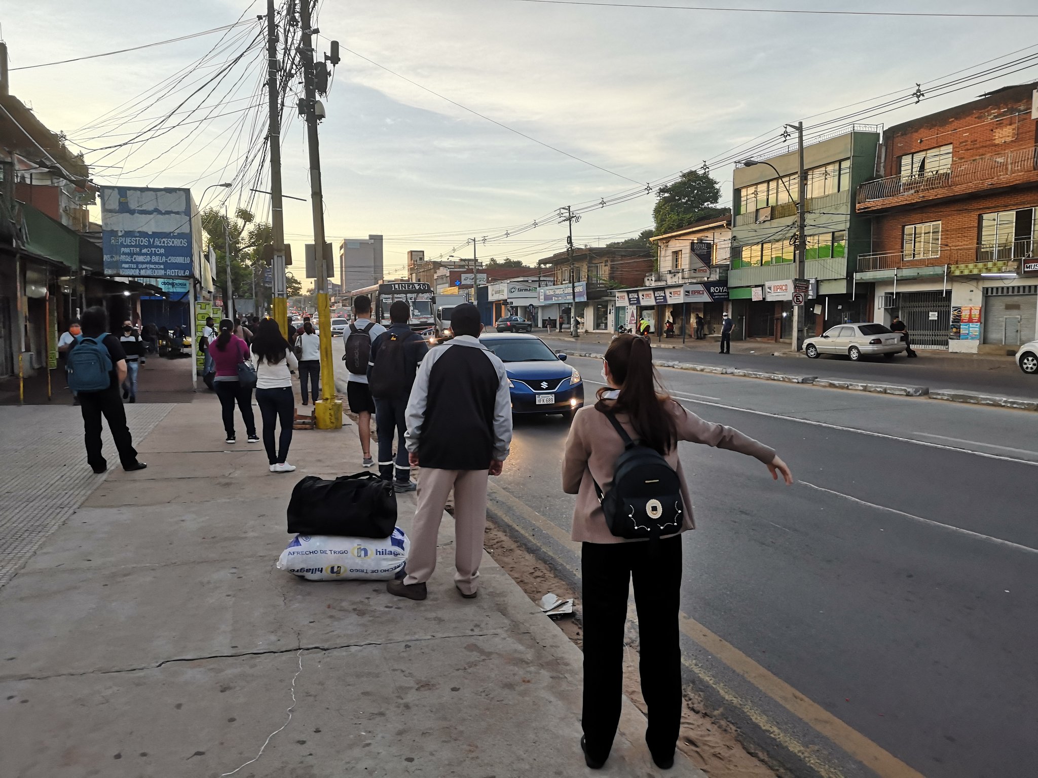 La gente hace de todo para sobrevivir en el día a día. Gentileza