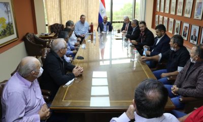 Senadores con productores. (Foto Senado).