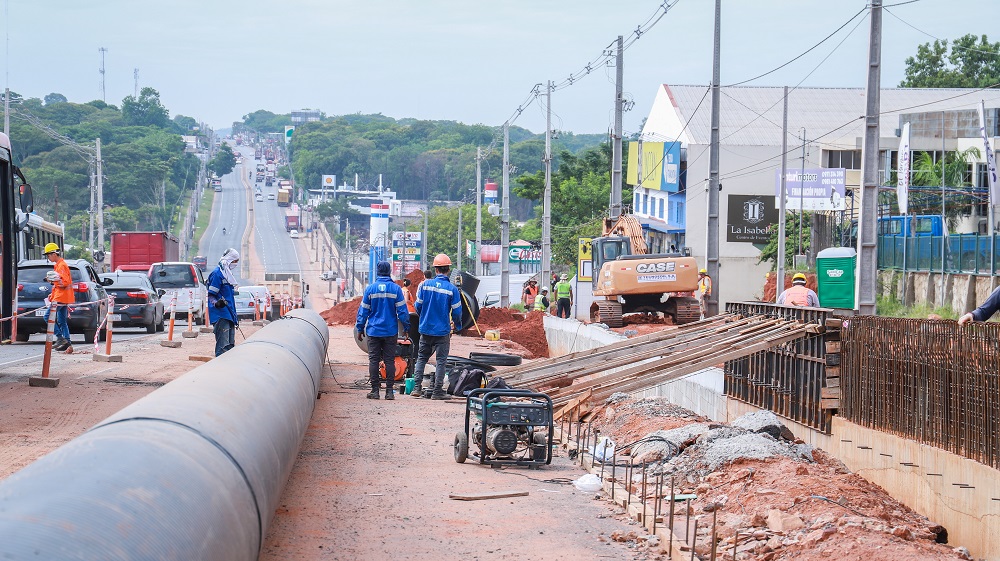 El ducto del desagüe pluvial también va construyéndose en Acceso Sur con la instalación de caños de 1.500 milímetros. El nuevo sistema de desagüe pluvial servirá para canalizar las aguas de lluvia y evitar la formación de raudales. Foto: Gentileza.