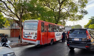 El colectivo que chocó contra un árbol. (Foto @briancaceresv).