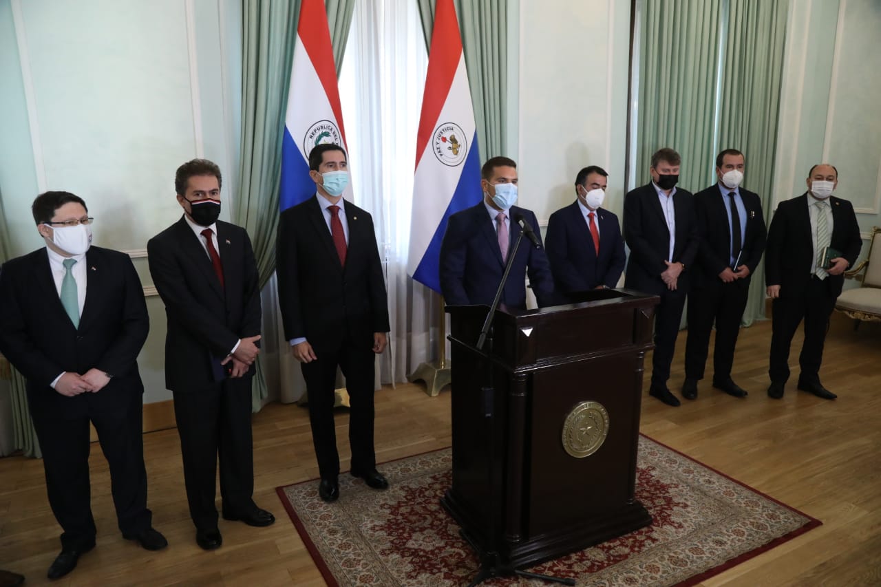 Miembros del gabinete presidencial anunciaron subsidio del combustible. (Foto Presidencia).