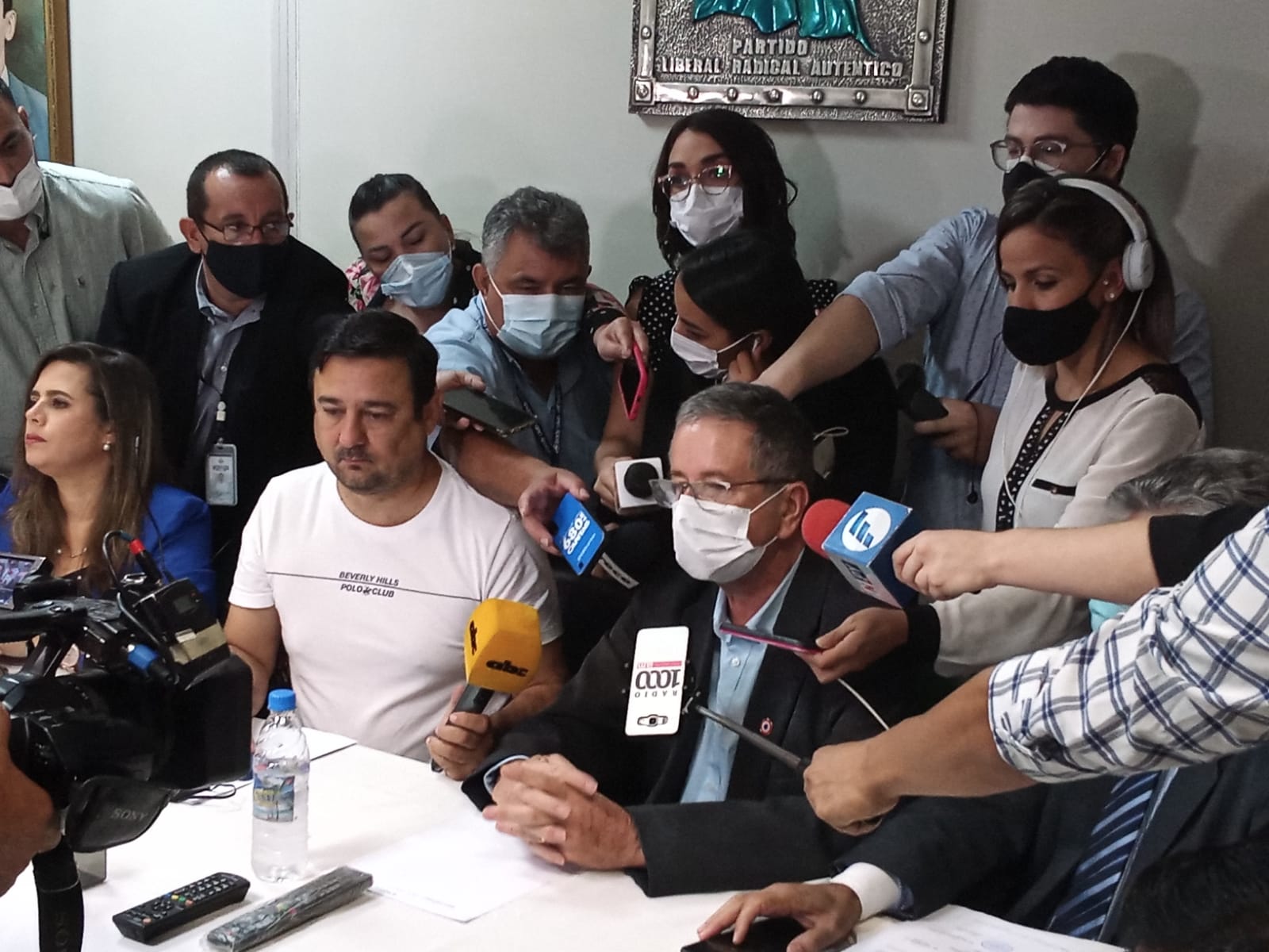 Conferencia de prensa de multibancada liberal y la oposición. (Foto Diputados)