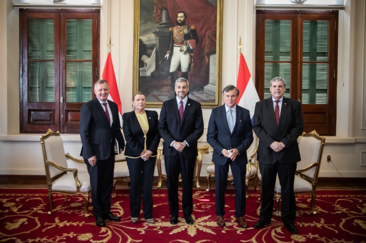 El jefe del IICA fue recibido por el Presidente Abdo en el palacio de Gobierno, adonde concurrió acompañado por la empresaria agropecuaria Maris Llorens, también Embajadora de Buena Voluntad del IICA, y el representante del organismo en el país, Gabriel Rodríguez. Foto: Gentileza IICA.