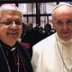 Monseñoa Adalberto Martínez junto al papa Francisco.