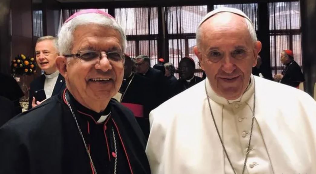 Monseñoa Adalberto Martínez junto al papa Francisco.