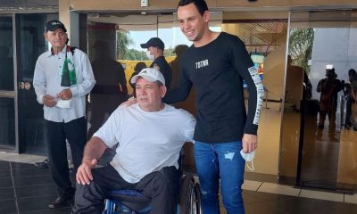 José López junto a su padre. La emoción se apoderó de todos en el aeropuerto Silvio Pettirossi. (Foto @leilagimenez_))