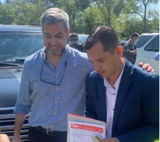 El presidente Mario Abdo Benítez y el intendente Derlis Benegas, de Domingo Martínez de Irala. Foto: Gentileza.