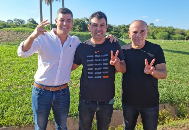 Santi Peña y el diputado Basilio Núñez, posaron junto al nuevo Intendente de Nueva Asunción, Juan Vera. (Foto @bachinunez_nuez)