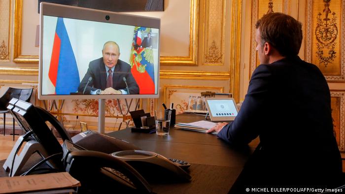 El presidente francés, Emmanuel Macron, hablando con su homólogo ruso, Vladimir Putin.. Foto: Agencias.