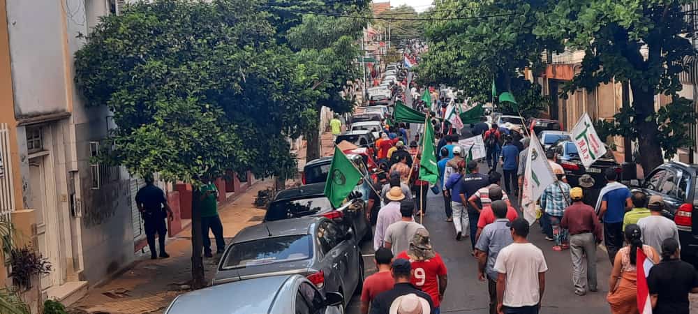 Campesinos marchando en Asunción. (Coordinadora Nacional Intersectorial)