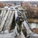 Puente destruido en Volnovaja, Ucrania.. Foto: DW.