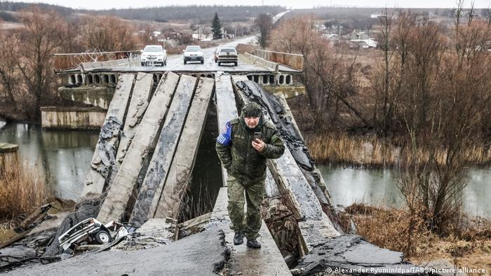 Puente destruido en Volnovaja, Ucrania.. Foto: DW.