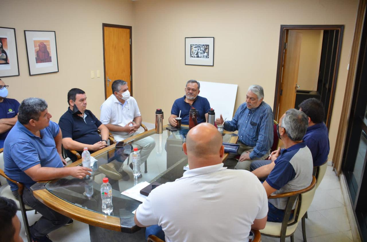 Sixto Pereira y Fernando Lugo en reunión con miembros del sindicato de Petropar. (Foto Senado).