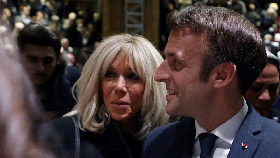 Macron está casado con su ex profesora de teatro, Foto; BBC Mundo.