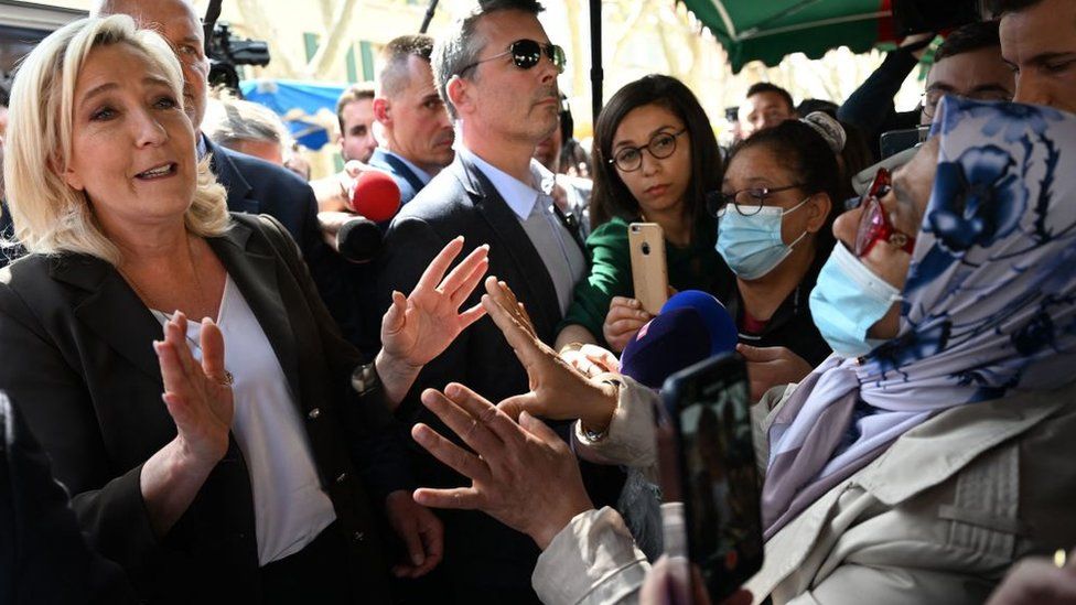 Le Pen se enfrenta hoy a Macron en segunda vuelta para definir la presidencia de Francia. Foto; BBC Mundo.