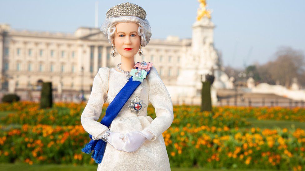 La muñeca barbie de la Reina Isabel II fue fabricada por la juguetería Mattel. Foto: BBC Mundo.