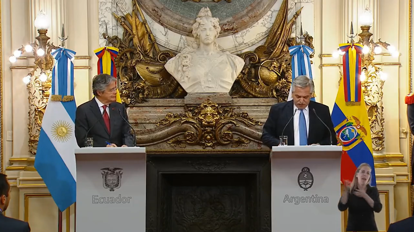 Guillermo Lasso y Alberto Fernández durante una reunión bilateral en la Casa Rosada. Foto: Captura de pantalla.