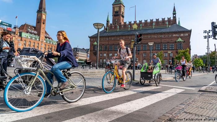 El 45 por ciento de los residentes de Copenhague van en bicicleta. Los carriles amplios para bicicletas fomentan la comodidad. Foto: Picture Aliance.