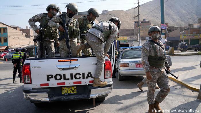 Efectivos militares patrullan las calles en Perú durante el toque de queda. Foto: Picture Alliance