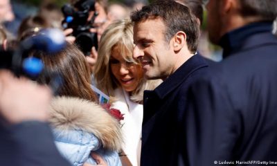 Macron y su esposa Brigitte en Le Touquet donde votaron este domingo de elecciones en Francia. Foto: Getty.