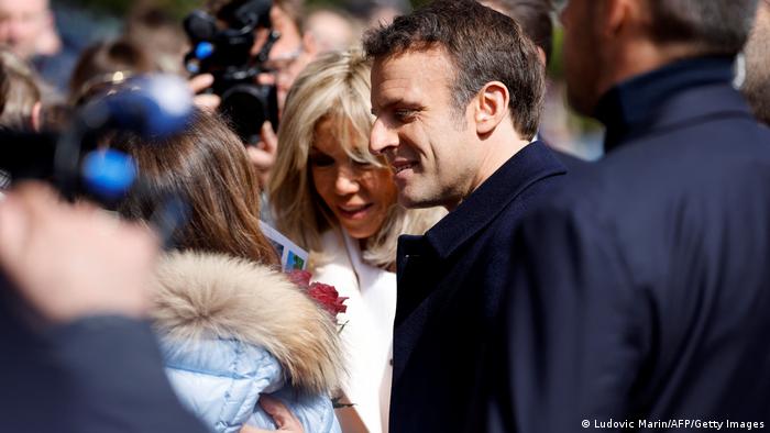 Macron y su esposa Brigitte en Le Touquet donde votaron este domingo de elecciones en Francia. Foto: Getty.