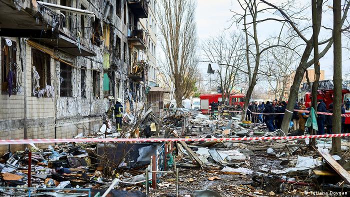 Devastación en una calle de Kiev por ataques de Rusia. Foto: DW.