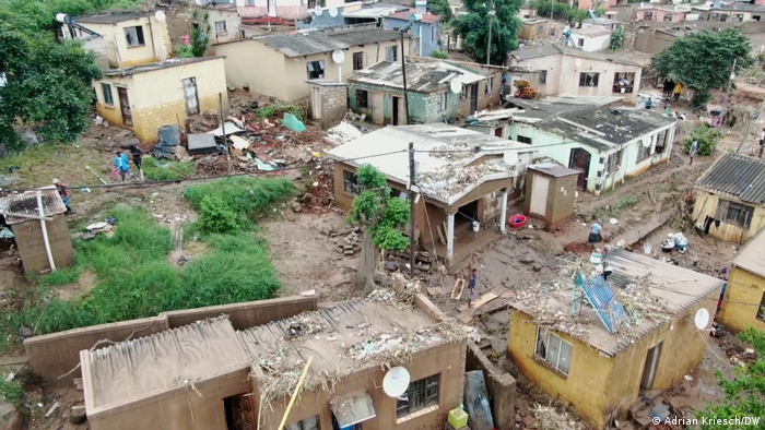 El balance de muertos por las devastadoras inundaciones en Sudáfrica se elevaba este viernes a 395, principalmente en la región de Durban, en la costa este del país, según las autoridades locales. Foto: DW.