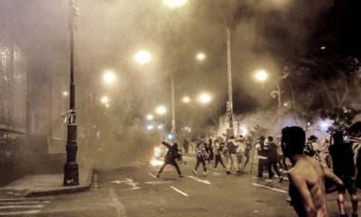 Los incidentes comenzaron en la tarde del martes cuando el presidente Castillo estaba reunido con los líderes opositores que controlan el Congreso en la que anunció el fin del toque de queda diurno, y cientos de personas protestaban en los alrededores del edificio legislativo y otros puntos de Lima. Foto: Agencia Andina.