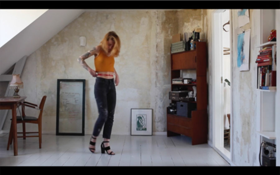 Ana Baumann, Rouge, 2020-2021. Captura de video. Instalación multicanal de video performance, sonido. Cortesía de la artista