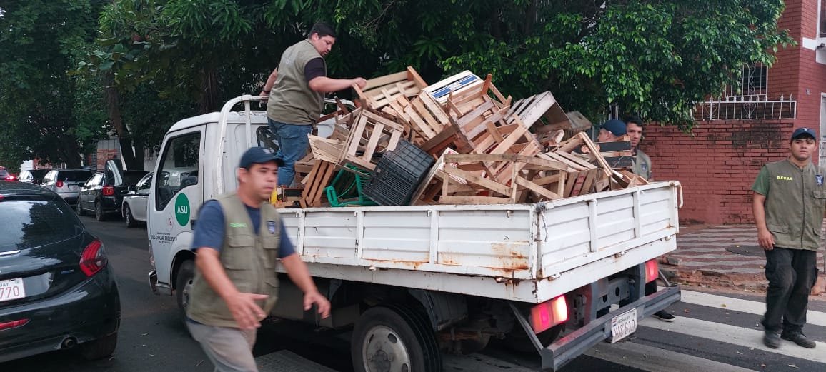 Con las cajas, los cuidacoches "reservaban" los lugares. Hoy fueron quitadas de la zona. (Gentileza)