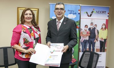 Momento en el que la presidenta del Indert entrega los documentos al ministro del MEC. (Foto Indert)