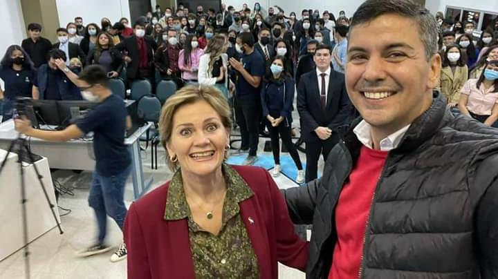 María José Argaña junto al precandidato a la presidencia de la República, Santiago Peña. Foto: Gentileza