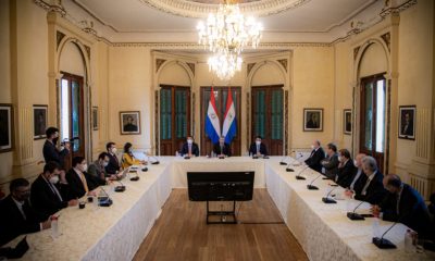 Mario Abdo junto a miembros de su gabinete en el Palacio de Gobierno. (Foto Presidencia).