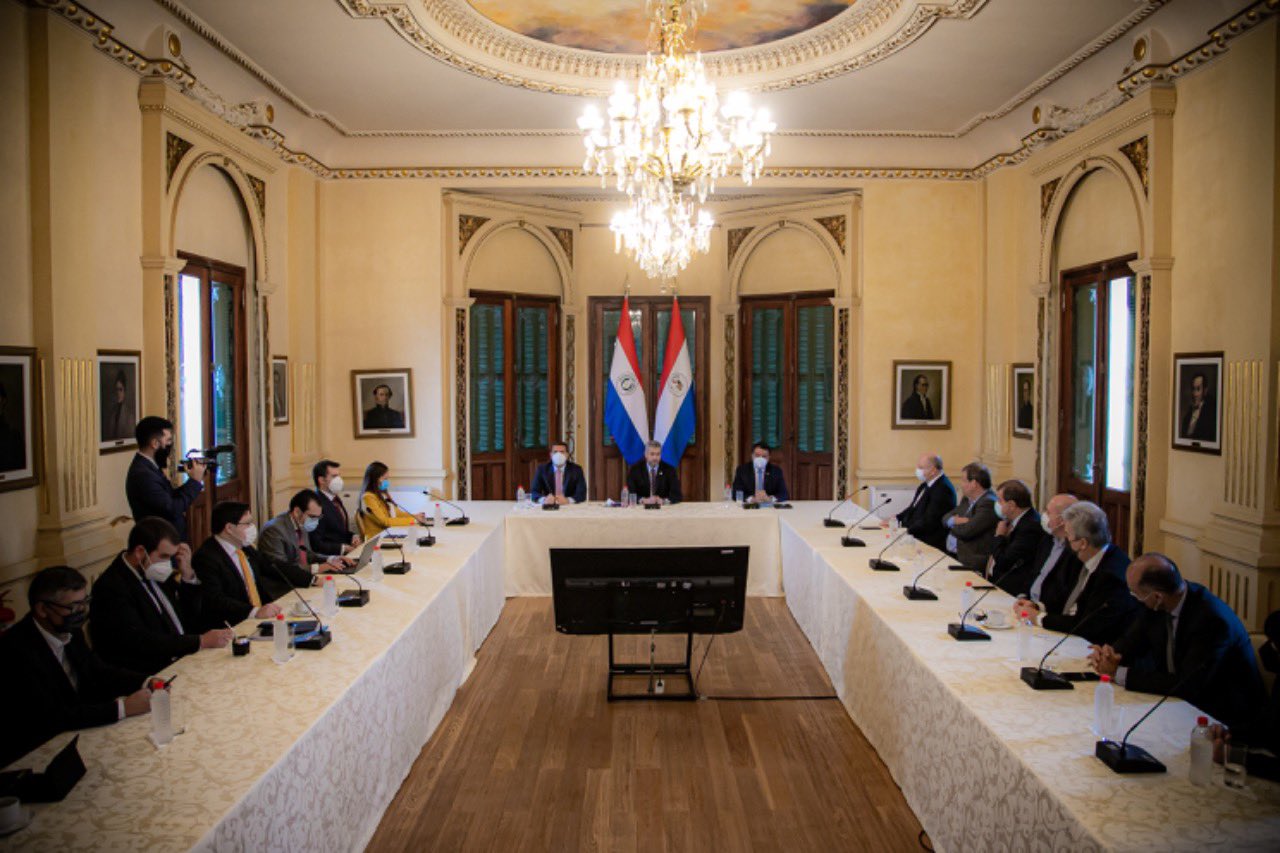 Mario Abdo junto a miembros de su gabinete en el Palacio de Gobierno. (Foto Presidencia).