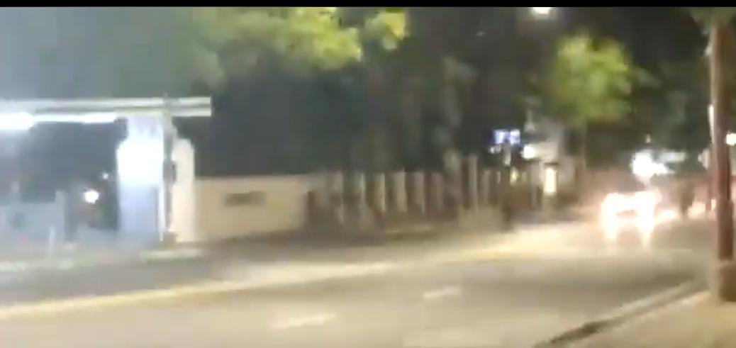 Los disturbios ocurrieron frente a la sede del club Olimpia. (Captura vídeo)