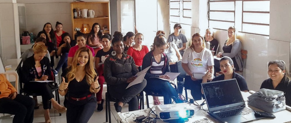 Las mujeres mostraron interés por la capacitación y participaron de manera activa de la sesión. (Foto Ministerio de Justicia)