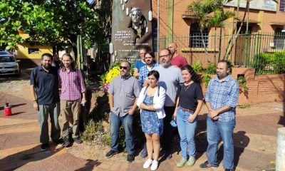 Integrantes del Sindicato de Periodistas del Paraguay, se reunieron frente al Monolito de Santiago Leguizamón para recordar el Día del Periodista y a 18  comunicadores asesinados en el ejercicio de la profesión. (Foto: Gentileza)