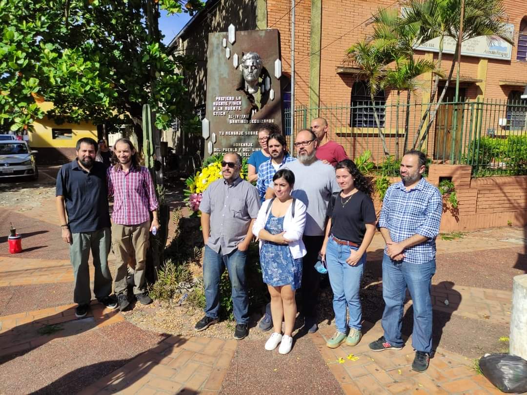 Integrantes del Sindicato de Periodistas del Paraguay, se reunieron frente al Monolito de Santiago Leguizamón para recordar el Día del Periodista y a 18  comunicadores asesinados en el ejercicio de la profesión. (Foto: Gentileza)