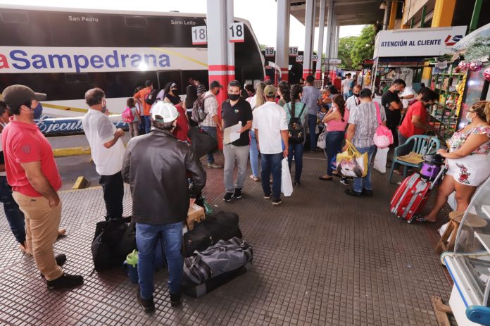 Gran afluencia de pasajeros en la Terminal de Ómnibus de Asunción. Foto: 1020 AM