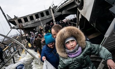 Civiles huyendo de Irpin, Ucrania, marzo 2022 (Wolfgang Schwan/Agencia Anadolu)