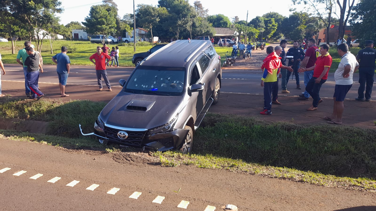 Vehículo del policía, víctima del atentado. Foto: Gentileza.