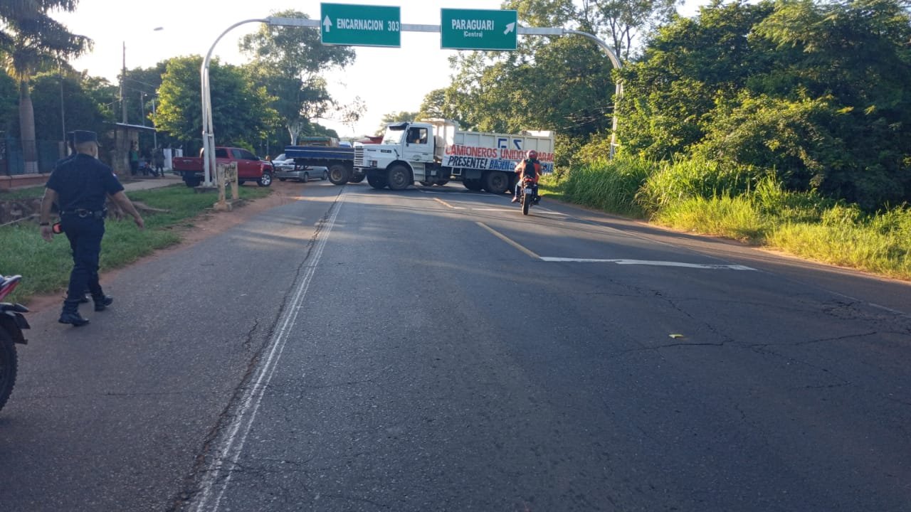 Bloqueo de ruta en Paraguarí. (Foto DELPY).