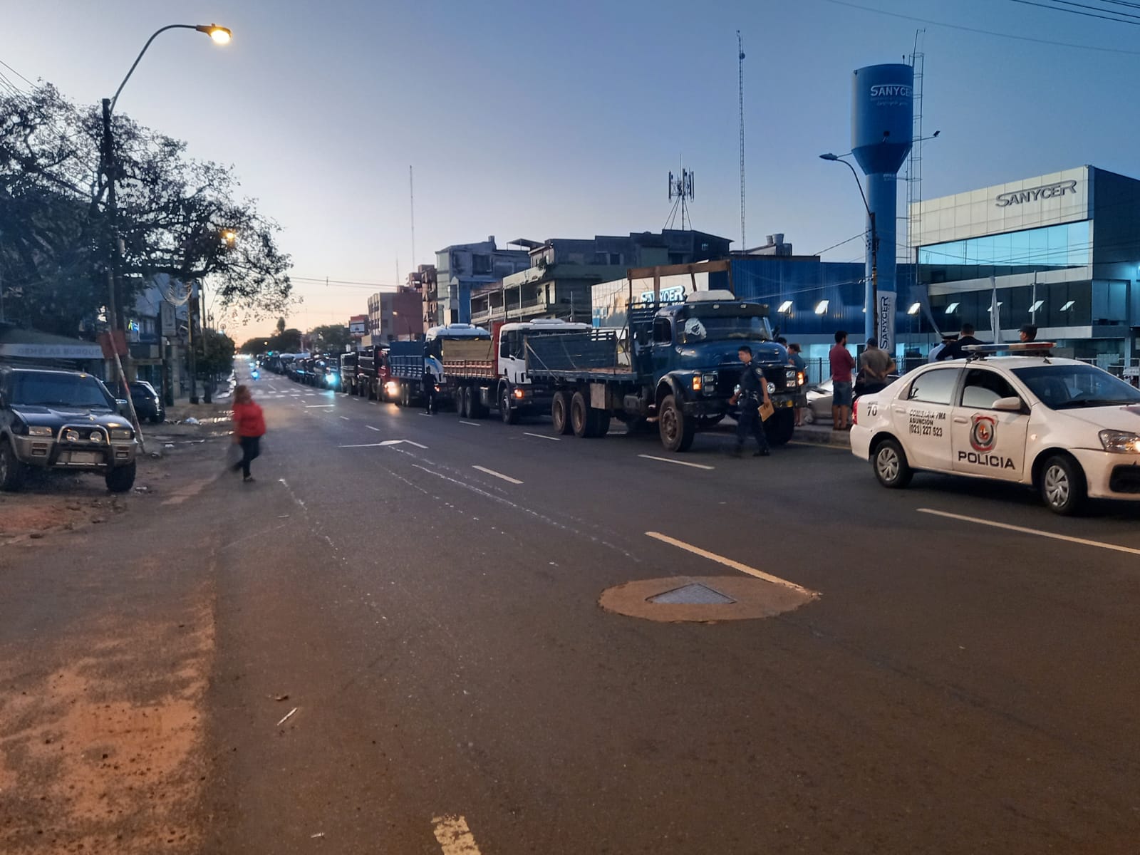 Camioneros bien temprano ya empezaban a manifestarse. (Foto 970 AM).