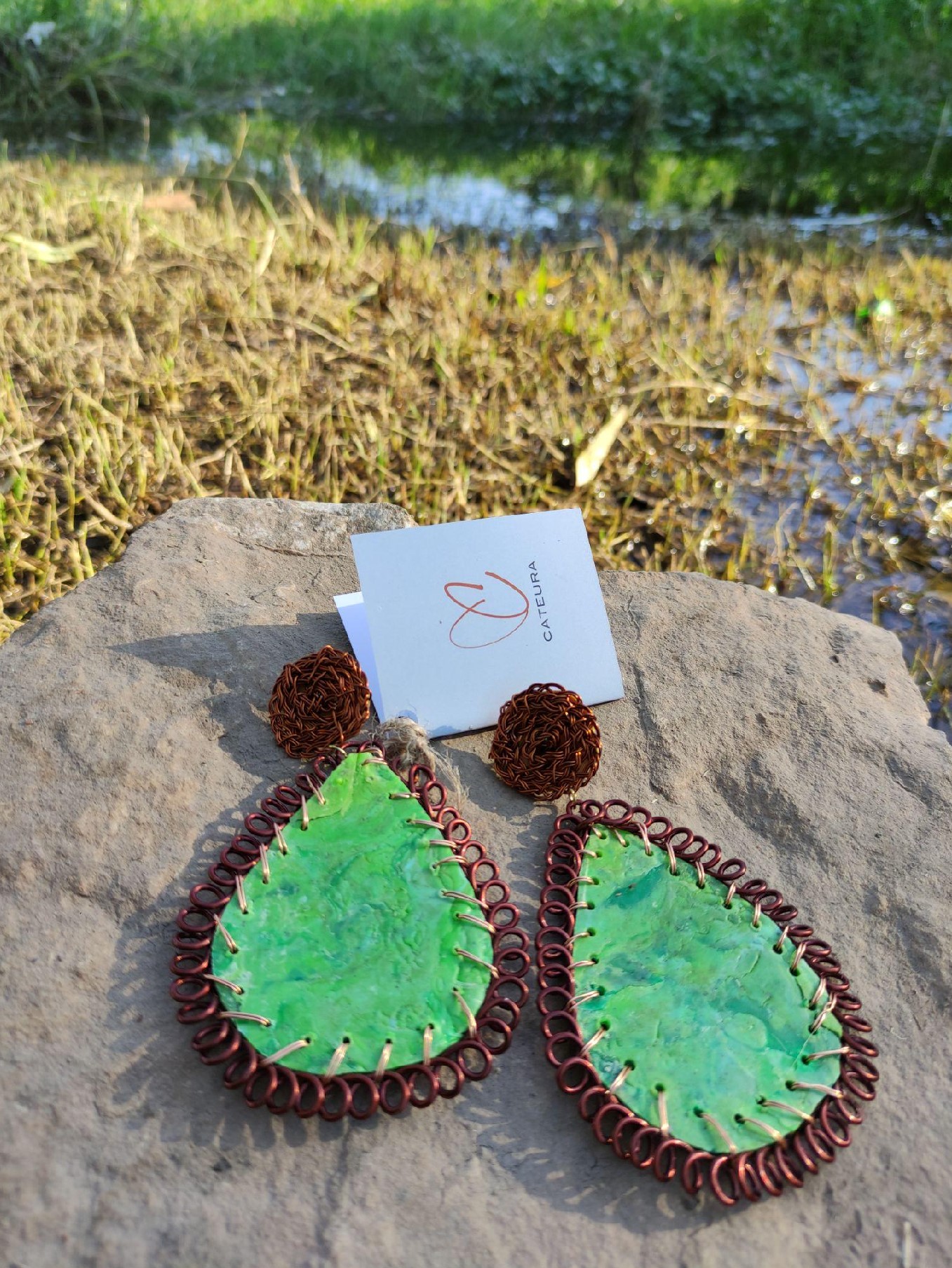 El plástico, el latón y los hilos de cobre se entrelazan en los accesorios de la colección Madre Tierra. Foto: Gentileza.