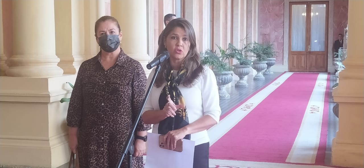 Cecilia Pérez, asesora de presidencia, junto a la ministra de Senabico, Teresa Rojas. (Foto Presidencia).