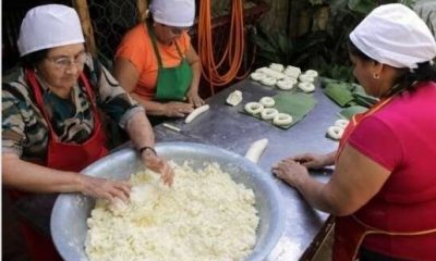 Mujeres realizando la tradicional chipa. Foto: Archivo