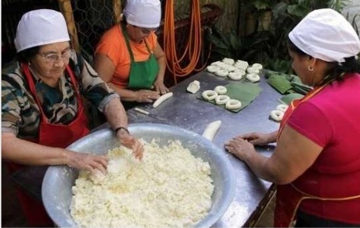 Mujeres realizando la tradicional chipa. Foto: Archivo