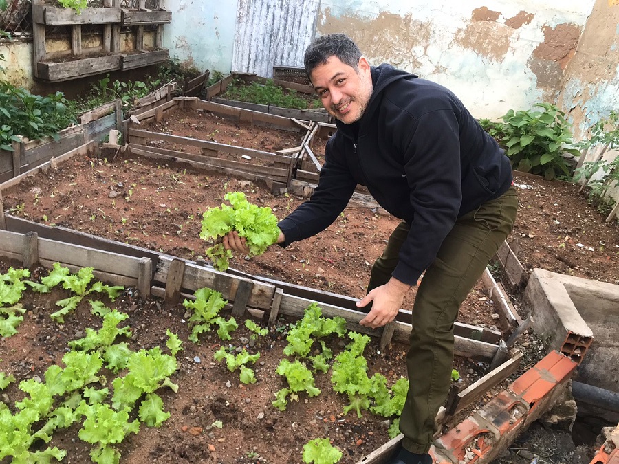 Alejandro, caribeño conocido con el alias “Cuba” produce las hortalizas para el Pabellón D de la Penitenciaría Nacional. Foto: gentileza