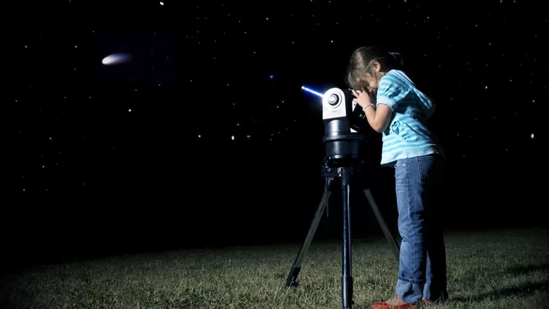 Esto permite ver más fácilmente estrellas, constelaciones y objetos en el espacio profundo, como cúmulos estelares y galaxias.. Foto: BBC Mundo.