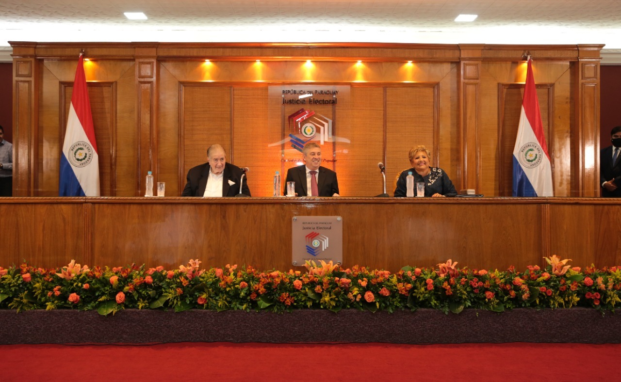 Homenajearon a los ministros Alberto Ramírez Zambonini y María Elena Wapenka. (Foto Gentileza).